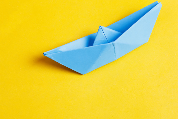 origami de papel de barco no fundo azul
 - Foto, Imagem