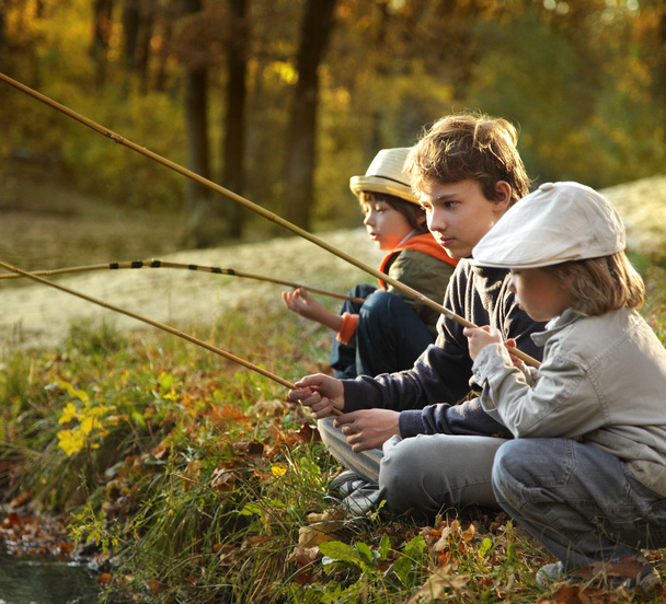 happy boys go fishing on the river - Zdjęcie, obraz