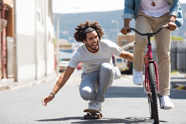 Vrienden genieten met skateboard - Foto, afbeelding