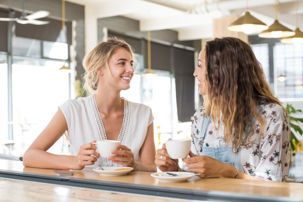 Women talking over coffee - Foto, Bild