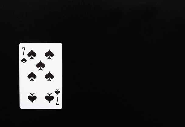 Jouer à la carte. carte à jouer sept pic sur un fond noir
 - Photo, image