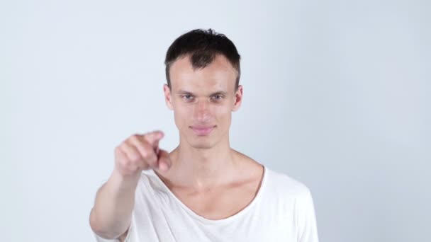 Portret młodego mężczyzny, wskazując palcem na Ciebie - Materiał filmowy, wideo