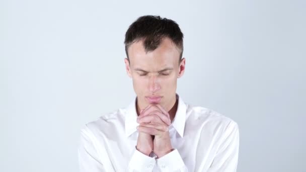 Closeup πορτρέτο του νεαρού άνδρα, προσεύχεται κοιτώντας ψηλά ελπίζοντας για το καλύτερο, συγχώρεση - Πλάνα, βίντεο