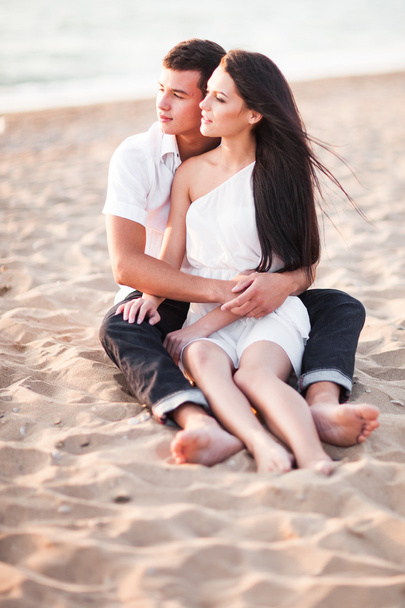 Jeune couple amoureux, homme et femme attrayant jouissant romantique
 - Photo, image
