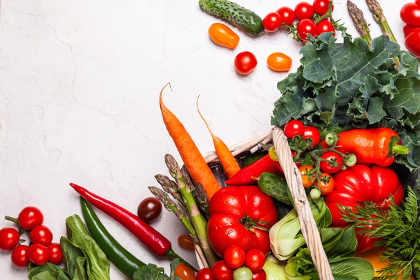 cesta de verduras frescas
  - Foto, Imagen