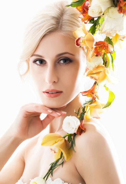 Retrato de uma jovem noiva em um vestido branco posando com flores
 - Foto, Imagem