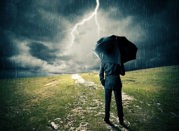 Homem com guarda-chuva em um campo
 - Foto, Imagem