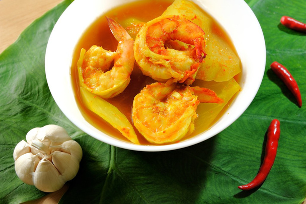 Lahodné thajské tradiční jídlo. Kyselá polévka s čerstvé krevety s kousků papayi z tamarindu vložit v bílé misce - Fotografie, Obrázek