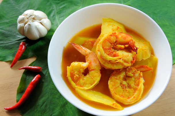 Lahodné thajské tradiční jídlo. Kyselá polévka s čerstvé krevety s kousků papayi z tamarindu vložit v bílé misce - Fotografie, Obrázek