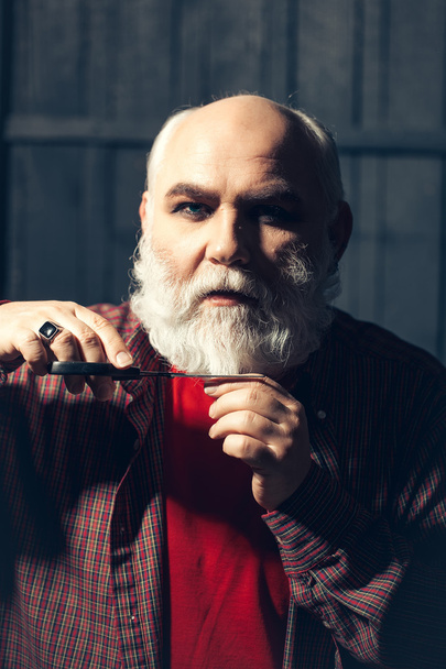 old man cutting beard with scissors - Fotografie, Obrázek