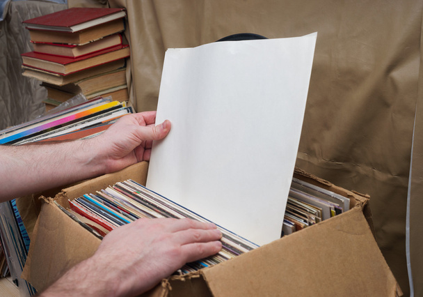 Image de style rétro d'une collection de vieux disques vinyle lp avec des manches sur un fond en bois. Vue de dessus. Espace de copie
 - Photo, image
