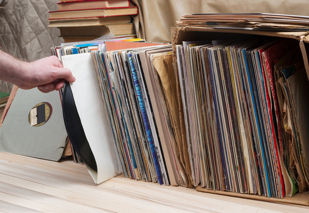 Bild im Retro-Stil einer Sammlung alter Schallplatten mit Hüllen auf Holzgrund. Ansicht von oben. Kopierraum - Foto, Bild