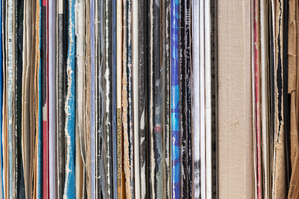 Bild im Retro-Stil einer Sammlung alter Schallplatten mit Hüllen auf Holzgrund. Kopierraum - Foto, Bild