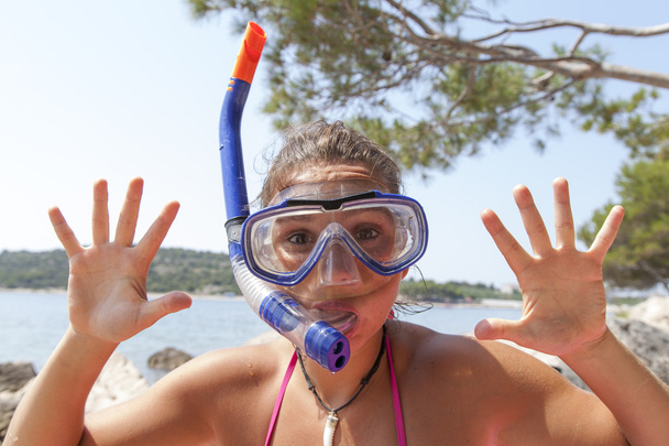 Υπέροχο κορίτσι στην παραλία φορώντας μια μάσκα καταδύσεων και κυματίζει Γεια - Φωτογραφία, εικόνα