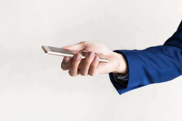 Homem de negócios usando um celular (foco no telefone) com espaço de cópia
 - Foto, Imagem