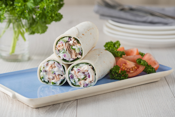 Thunfisch-Wraps mit Gurkenzwiebeln und Mayonnaise - Foto, Bild