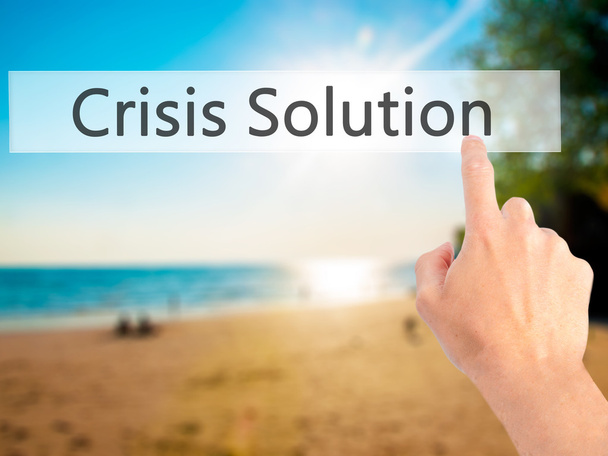 Oplossing van de crisis - Hand indrukken van een knop op de onscherpe achtergrond c - Foto, afbeelding