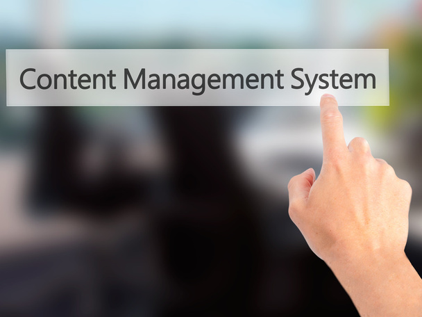 Content Management System - Handdrücken auf Knopfdruck bei verschwommenem Ba - Foto, Bild