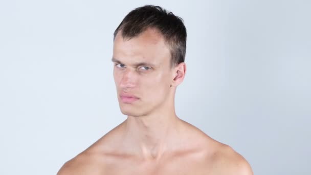 Close Up mladý muž portrét negativní tvář výraz odmítnout říci ne negaci - Záběry, video