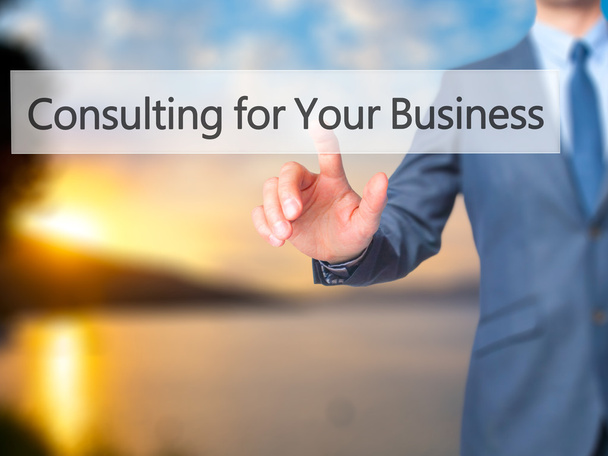 Consulting voor uw bedrijf - zakenman hand druk op - Foto, afbeelding