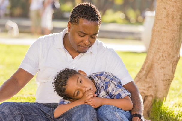Père afro-américain préoccupé par son fils de race mixte
 - Photo, image