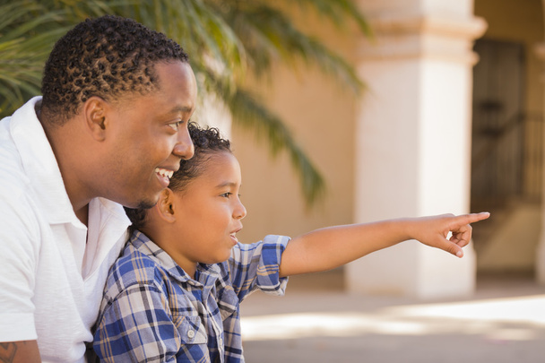karışık ırk baba ve oğul parkta işaret - Fotoğraf, Görsel