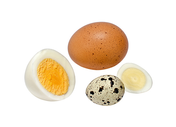 huevos de pollo y codorniz sobre un fondo blanco
 - Foto, imagen