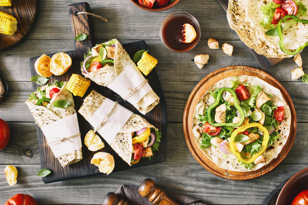 Roll tortilla with grilled chicken fillet and grilled vegetables - Foto, afbeelding