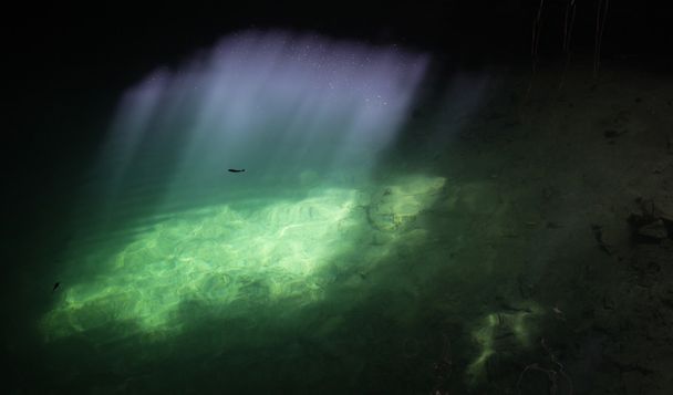 Luz solar em um Cenote
 - Foto, Imagem