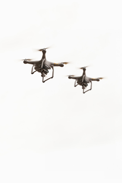 vliegende drones met camera, quadcopters op witte achtergrond - Foto, afbeelding