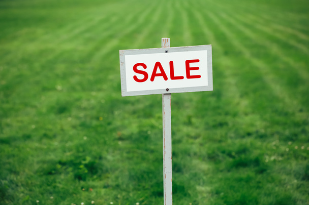 sale sign against trimmed lawn background - Foto, Imagen