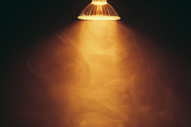 галогенная лампа с отражателем, теплый свет в тумане
 - Фото, изображение