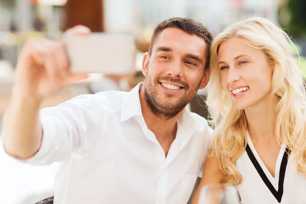 happy couple taking selfie with smatphone outdoors - Foto, afbeelding