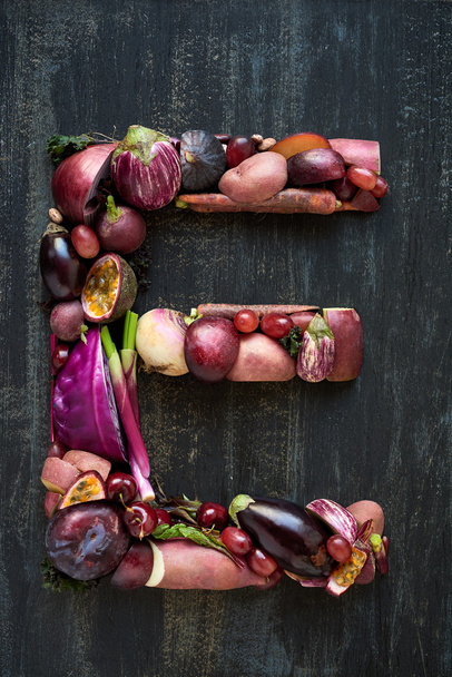 Alphabet letter made of purple vegetables - 写真・画像