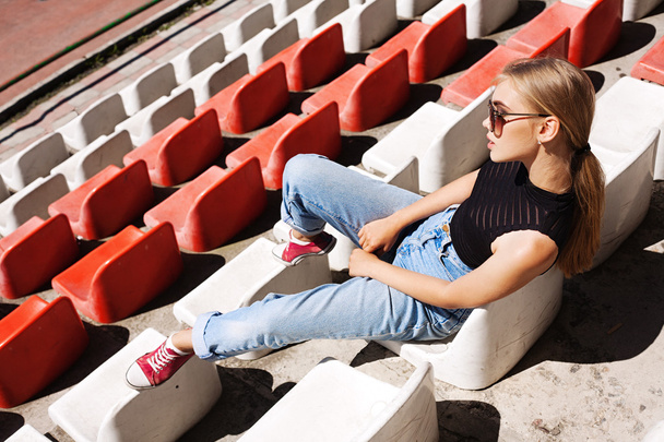 Hipster-Girlie posiert im Stadion. - Foto, Bild