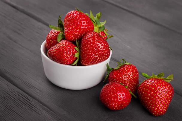 bowl filled with  fresh ripe red strawberries on wooden table to - Foto, Imagem