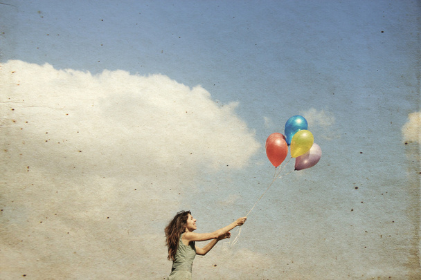 Молода жінка з різнокольоровими кульками
 - Фото, зображення