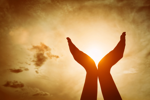 Levantó las manos tomando el sol en el cielo al atardecer. Concepto de espiritualidad, bienestar, energía positiva
 - Foto, imagen