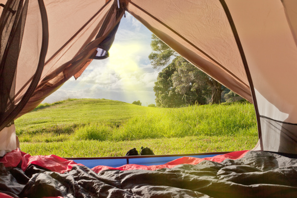 Campeggio vista natura dall'interno di una tenda
 - Foto, immagini