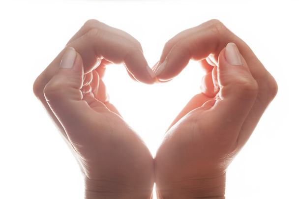 Τα χέρια της γυναίκας κάνετε ένα σχήμα καρδιάς  - Φωτογραφία, εικόνα