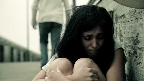 Θλιβερή γυναίκα που την άφησε ο φίλος της στο μπριτζ - Πλάνα, βίντεο