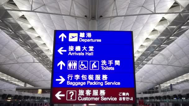 Beschilderung des internationalen Flughafens mit englischer und chinesischer Sprache - Filmmaterial, Video