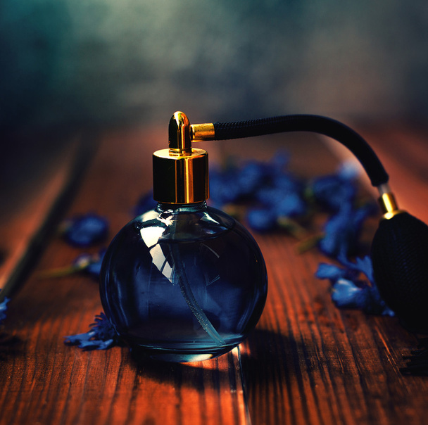 vrouwelijke parfum met blauwe bloemen - Foto, afbeelding
