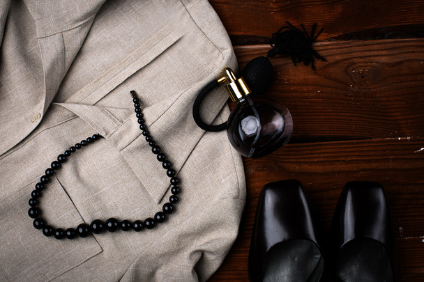 Женские аксессуары. обувь, блузка и духи
 - Фото, изображение