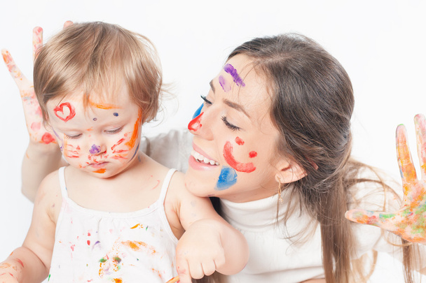 Mãe e bebê desenha com tintas coloridas pintura
 - Foto, Imagem