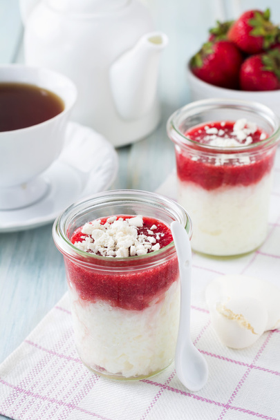Strawberry rice pudding served in jar.Healthy breakfast. Selective focus. - Foto, imagen