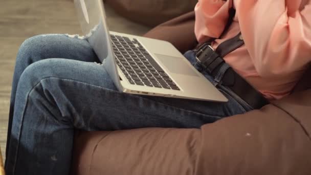 Žena v obývací místnosti pomocí inteligentního telefonu a notebooku. - Záběry, video