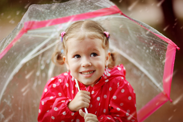 Yağmurda bir şemsiye ile gülen kız mutlu çocuk - Fotoğraf, Görsel