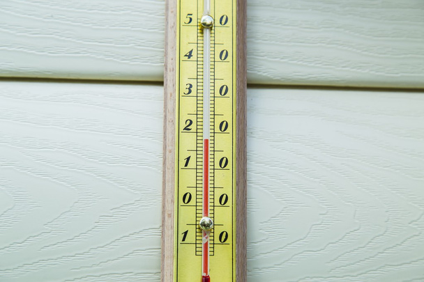 Nahaufnahme Thermometer zeigt Temperatur an - Foto, Bild