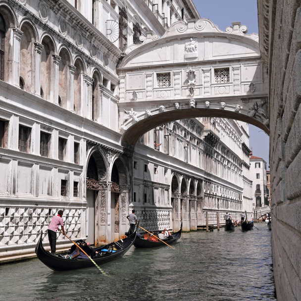 Gondolas kulkee huokausten sillan yli
 - Valokuva, kuva